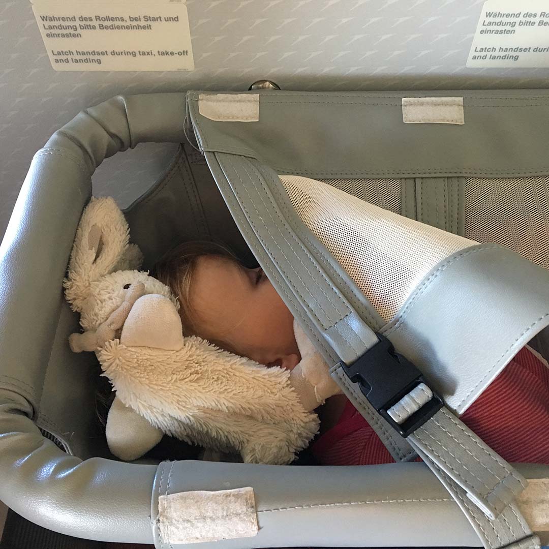 Baby an Board: Flugreisen mit Kindern » Buchbinderei Strandl